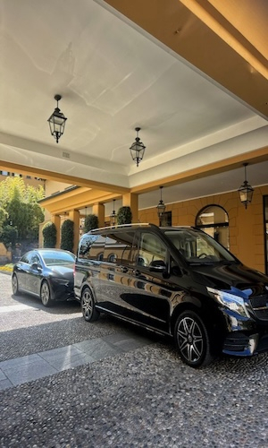 Van de luxe garé à un parking représentant un des services de luxes de Utlibri