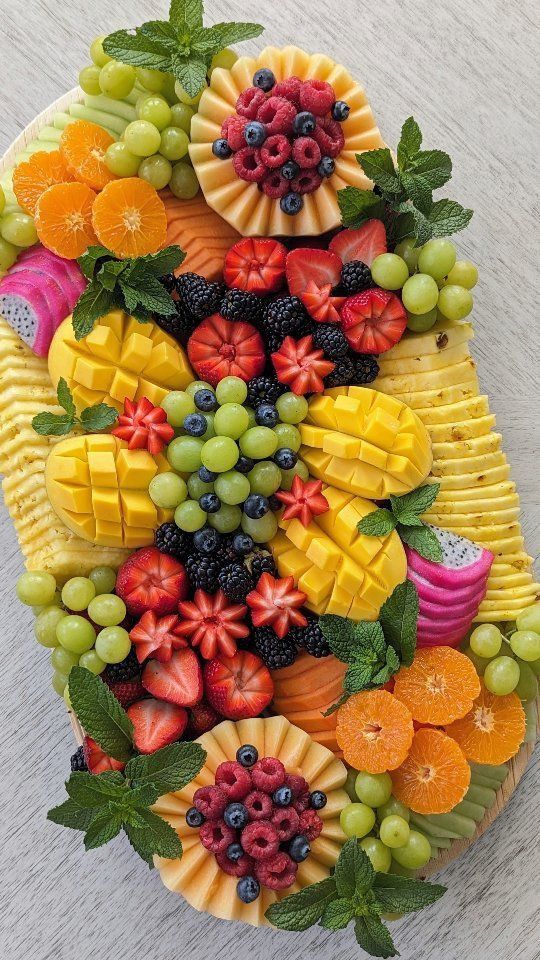 Corbeille de fruits frais préparée par la cuisinière privée de la villa