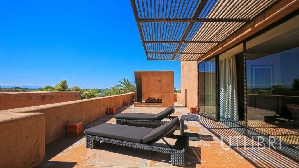 Extraordinary villa, Road to Fes