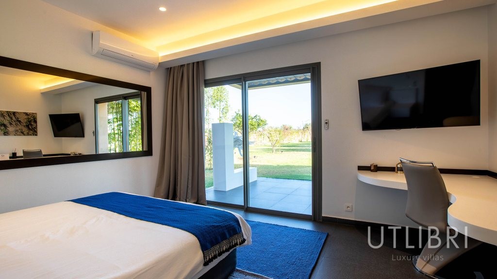 Extraordinary villa, Royal Palm and around