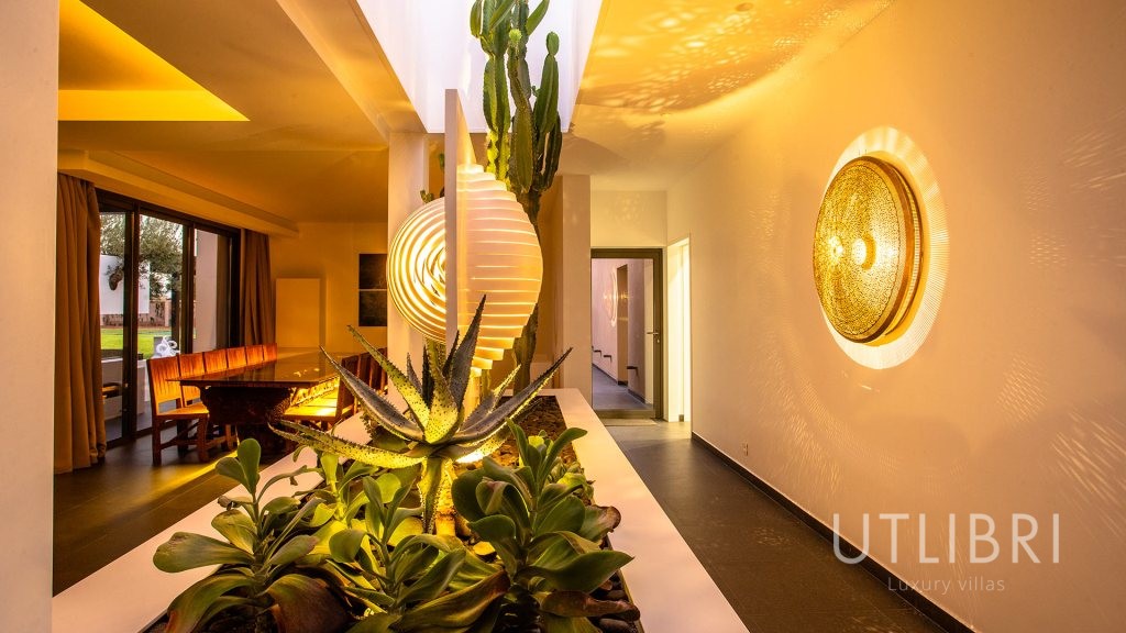 Extraordinary villa, Royal Palm and around