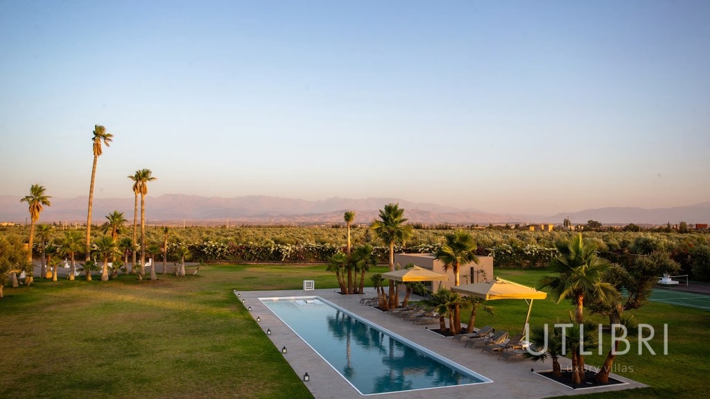 Extraordinary villa, Royal Palm and around